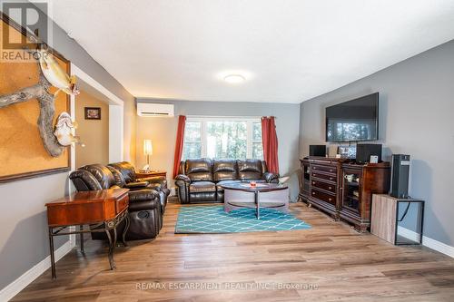 879 Port Maitland Road, Haldimand, ON - Indoor Photo Showing Living Room