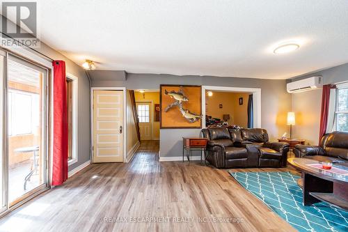 879 Port Maitland Road, Haldimand, ON - Indoor Photo Showing Living Room