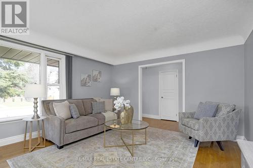 9 Dundas St E, Erin, ON - Indoor Photo Showing Living Room