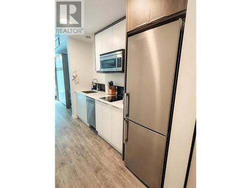 1083 Klo Road Unit# 202, Kelowna, BC - Indoor Photo Showing Kitchen With Stainless Steel Kitchen