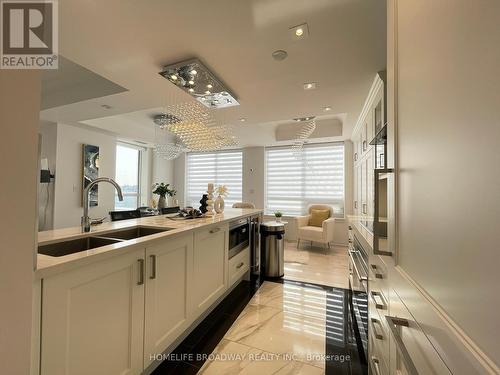 #303 -15 Stollery Pond Cres, Markham, ON - Indoor Photo Showing Kitchen With Double Sink
