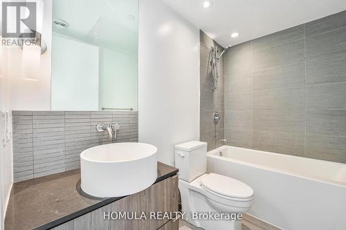 515 - 161 Roehampton Avenue, Toronto, ON - Indoor Photo Showing Bathroom