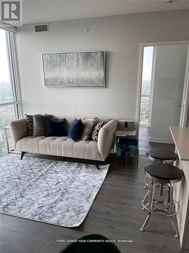 #4005 -1 Yorkville Ave, Toronto, ON - Indoor Photo Showing Living Room