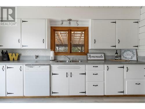 2816 Arnheim Road, Sorrento, BC - Indoor Photo Showing Kitchen With Double Sink
