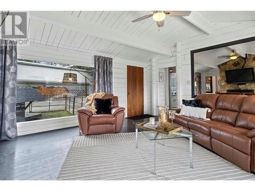 2816 Arnheim Road, Sorrento, BC - Indoor Photo Showing Living Room