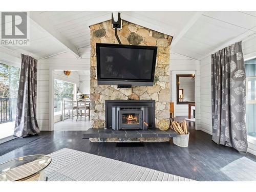 2816 Arnheim Road, Sorrento, BC - Indoor Photo Showing Living Room With Fireplace