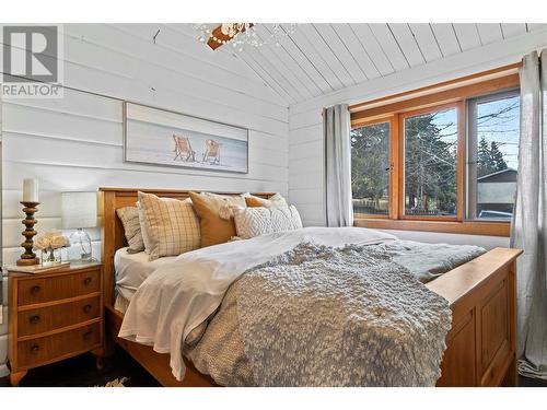 2816 Arnheim Road, Sorrento, BC - Indoor Photo Showing Bedroom