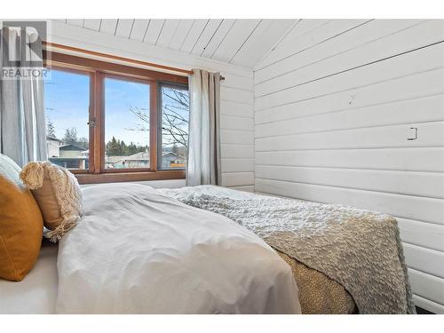 2816 Arnheim Road, Sorrento, BC - Indoor Photo Showing Bedroom