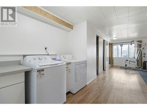 2816 Arnheim Road, Sorrento, BC - Indoor Photo Showing Laundry Room