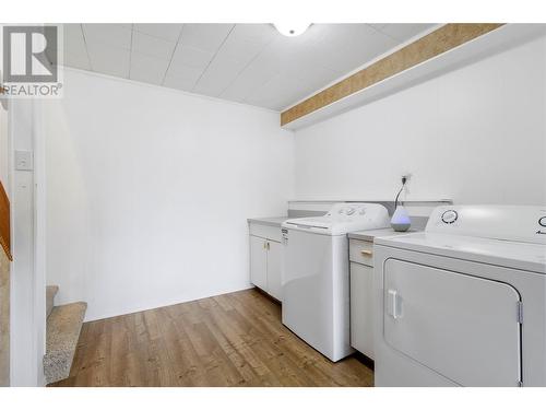 2816 Arnheim Road, Sorrento, BC - Indoor Photo Showing Laundry Room