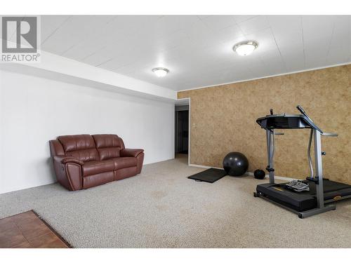 2816 Arnheim Road, Sorrento, BC - Indoor Photo Showing Gym Room
