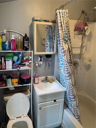 24 Duke Street, Brantford, ON - Indoor Photo Showing Bathroom