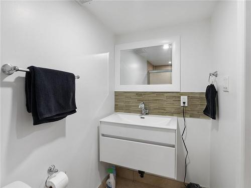 134 Gibson Avenue, Hamilton, ON - Indoor Photo Showing Bathroom