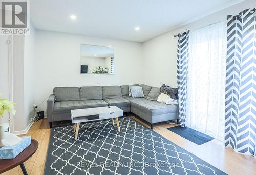 6560 Harmony Ave, Niagara Falls, ON - Indoor Photo Showing Living Room