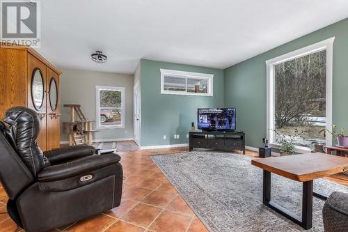 961 Agate Bay Rd, Barriere, BC - Indoor Photo Showing Living Room