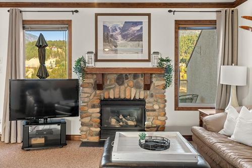 157 - 4904 Ridge Road, Radium Hot Springs, BC - Indoor Photo Showing Living Room With Fireplace