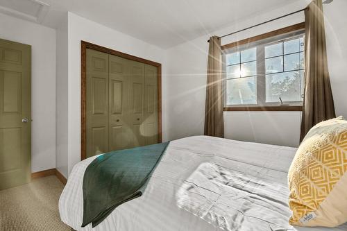 157 - 4904 Ridge Road, Radium Hot Springs, BC - Indoor Photo Showing Bedroom