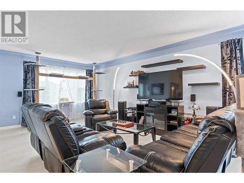 1521 Ross Road, West Kelowna, BC - Indoor Photo Showing Living Room