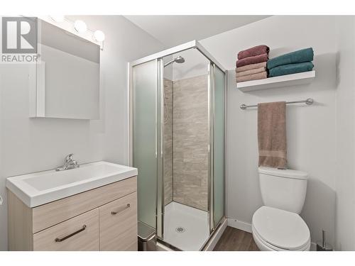 1521 Ross Road, West Kelowna, BC - Indoor Photo Showing Bathroom