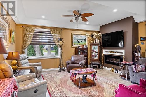 683 Lakewood Avenue, Harrow, ON - Indoor Photo Showing Living Room