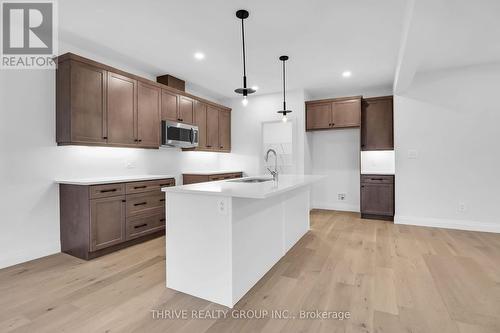 3072 Buroak Dr, London, ON - Indoor Photo Showing Kitchen With Upgraded Kitchen