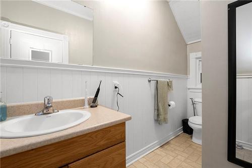 140 Park Avenue, Brantford, ON - Indoor Photo Showing Bathroom