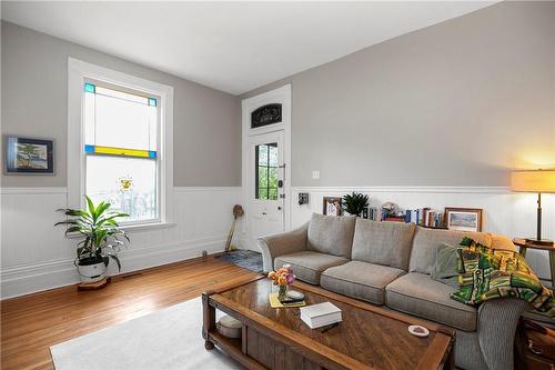 140 Park Avenue, Brantford, ON - Indoor Photo Showing Living Room