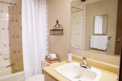 4 - 1492 Akiskinook Road, Windermere, BC - Indoor Photo Showing Bathroom