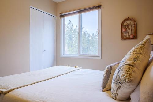 4 - 1492 Akiskinook Road, Windermere, BC - Indoor Photo Showing Bedroom