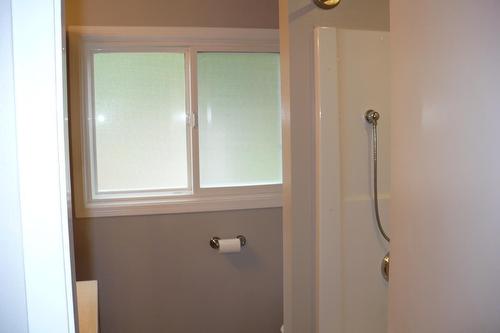 307 Nelson Avenue, Nakusp, BC - Indoor Photo Showing Bathroom