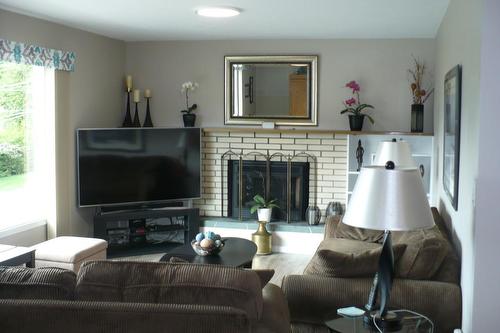 307 Nelson Avenue, Nakusp, BC - Indoor Photo Showing Living Room With Fireplace