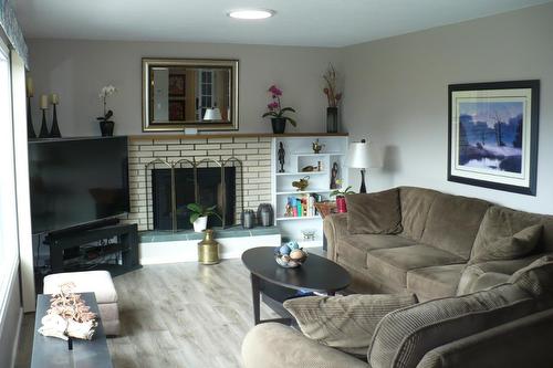 307 Nelson Avenue, Nakusp, BC - Indoor Photo Showing Living Room With Fireplace