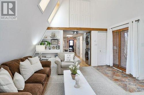 1073 Cedar Beach Rd, Bracebridge, ON - Indoor Photo Showing Living Room