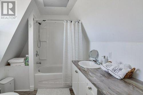 1073 Cedar Beach Road, Bracebridge, ON - Indoor Photo Showing Bathroom