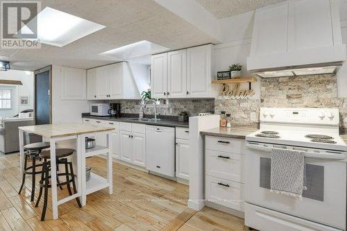 1073 Cedar Beach Rd, Bracebridge, ON - Indoor Photo Showing Kitchen
