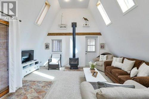 1073 Cedar Beach Road, Bracebridge, ON - Indoor Photo Showing Living Room