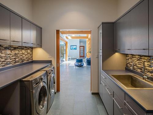 2430 Jolly Brothers Rd, Gabriola Island, BC - Indoor Photo Showing Laundry Room