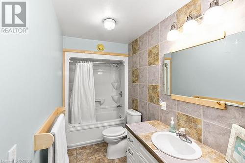 Main 4 piece bathroom - 20 Moore Street, Lions Head, ON - Indoor Photo Showing Bathroom