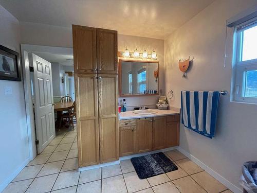 5240 Hillview Road, Grand Forks, BC - Indoor Photo Showing Bathroom
