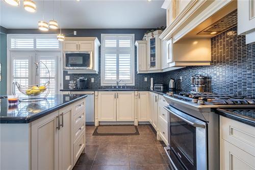 31 Weaver Drive, Ancaster, ON - Indoor Photo Showing Kitchen With Upgraded Kitchen
