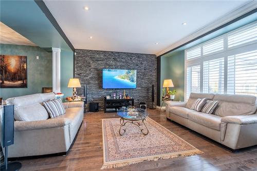31 Weaver Drive, Ancaster, ON - Indoor Photo Showing Living Room