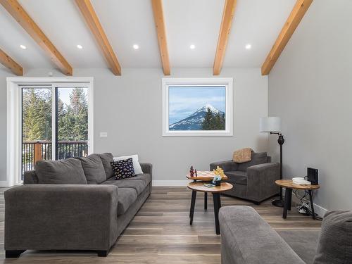 5 - 1360 Pine Dr, Golden, BC - Indoor Photo Showing Living Room