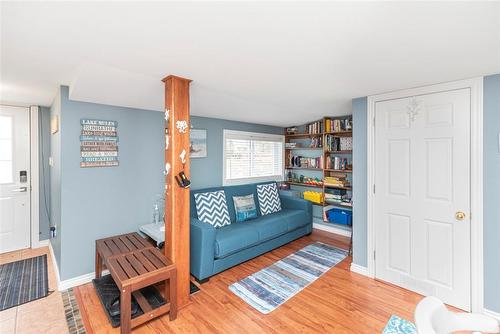 735 Sandy Bay Road, Port Maitland, ON - Indoor Photo Showing Living Room