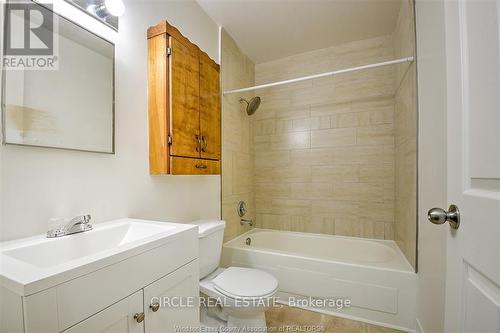 1042 Langlois Ave, Windsor, ON - Indoor Photo Showing Bathroom