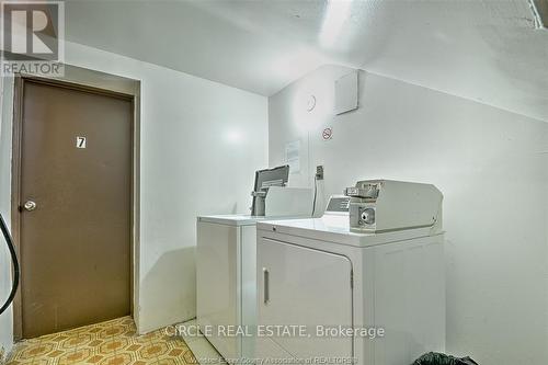1042 Langlois Ave, Windsor, ON - Indoor Photo Showing Laundry Room