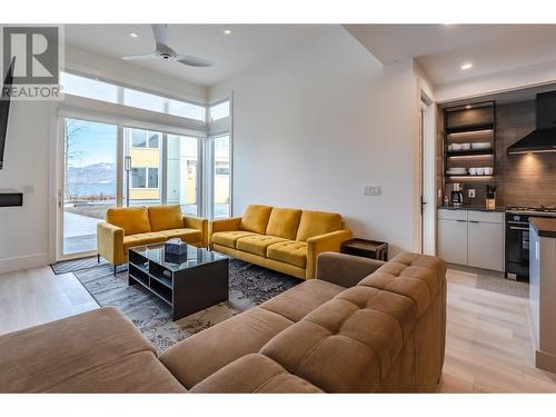 3260 Landry Crescent, Summerland, BC - Indoor Photo Showing Living Room