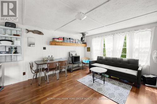 40630 Shore Rd, Brock, ON - Indoor Photo Showing Living Room