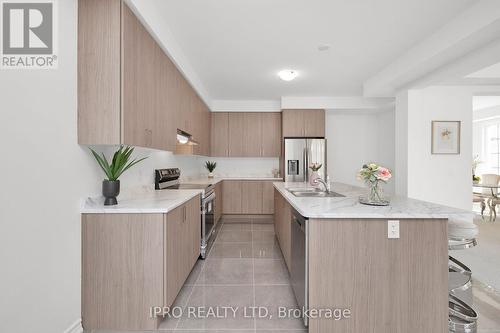 26 Sassafras Rd, Springwater, ON - Indoor Photo Showing Kitchen With Upgraded Kitchen
