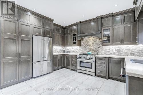 20 Barrow Avenue, Bradford West Gwillimbury, ON - Indoor Photo Showing Kitchen With Upgraded Kitchen