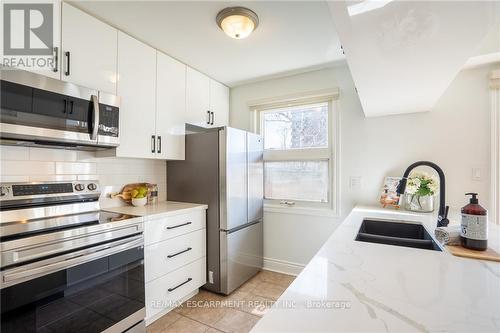 817 Hyde Rd, Burlington, ON - Indoor Photo Showing Kitchen With Double Sink With Upgraded Kitchen